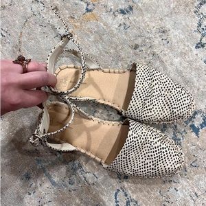 Flats with ankle grip